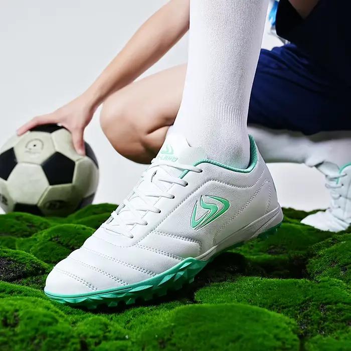 Chaussures de football confortables respirantes pour hommes