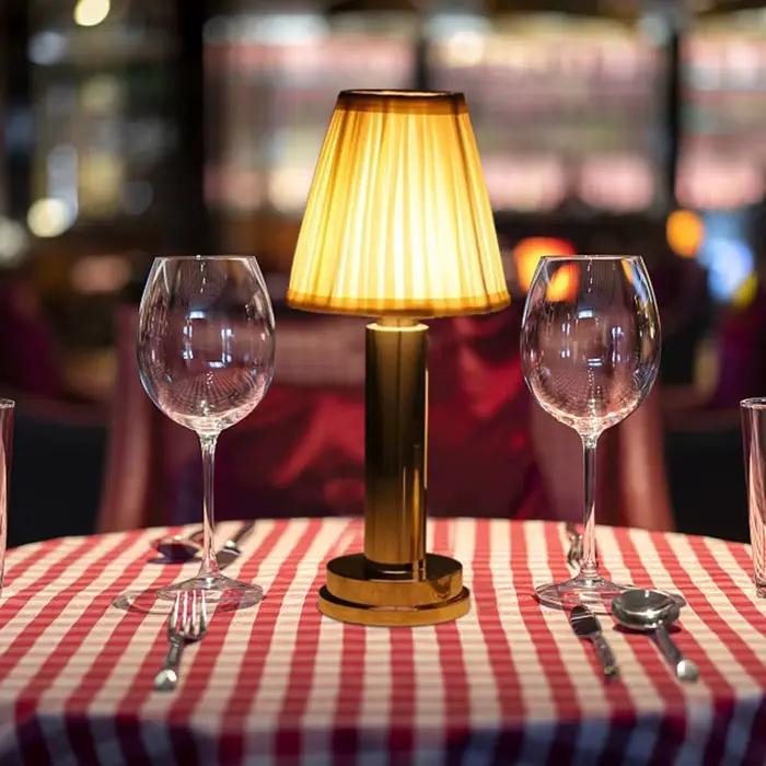Lampe LED USB au Design Nordique Moderne, Luminaire Décoratif d'Nik, Idéal pour un Bar, un Café, une