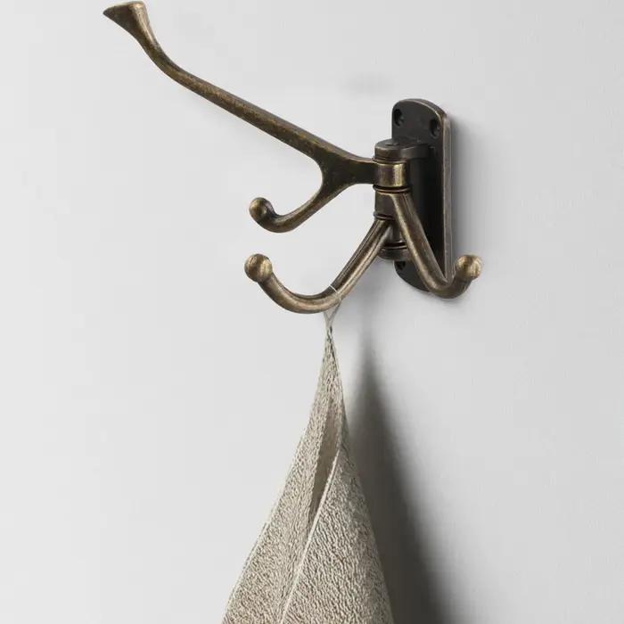Crochet en bronze robuste et élégant pour manteau et organisation de l'espace à offrir pour diverses occasions装饰和组织您的空间,让它变得既优雅又实用。这款青铜挂钩不仅仅是一个简单的配件;它是一种能够美化和组织您生活空间的工具。想象一下,一个所有物品都能找到自己位置的地方,一个既舒适又奢华的空间。通过我们的青铜挂衣钩,您可以将幻想变为现实。这个产品设计现代而优雅,可以融入任何装修风格,为您的空间增添一份独特的魅力。其独特的三臂可调设计使得同时悬挂多个物品成为可能,使您的日常生活变得更加