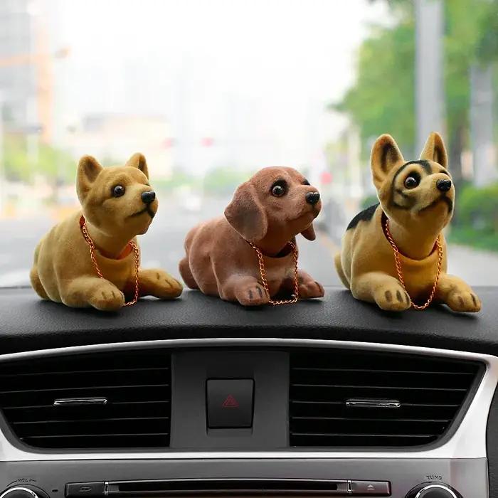 Ornement de voiture secouant le chien qui hoche la tête
