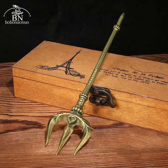 Couteau à thé Trident en cuivre figurine miniature en laiton vintage décorations de mythologie grecque accessoire d'arme de Poseidon pour femmes occasions spéciales