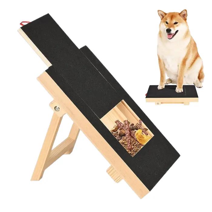 Grattoir en bois pour chiens avec boîte à friandises intégrée