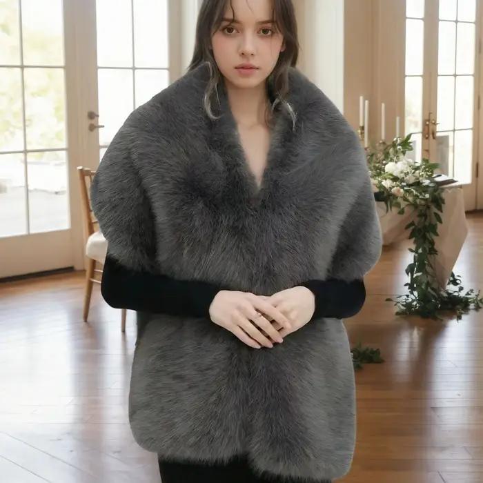 Un châle de mode pour femmes en fausse fourrure de renard en polyester fait à la main pour les maria