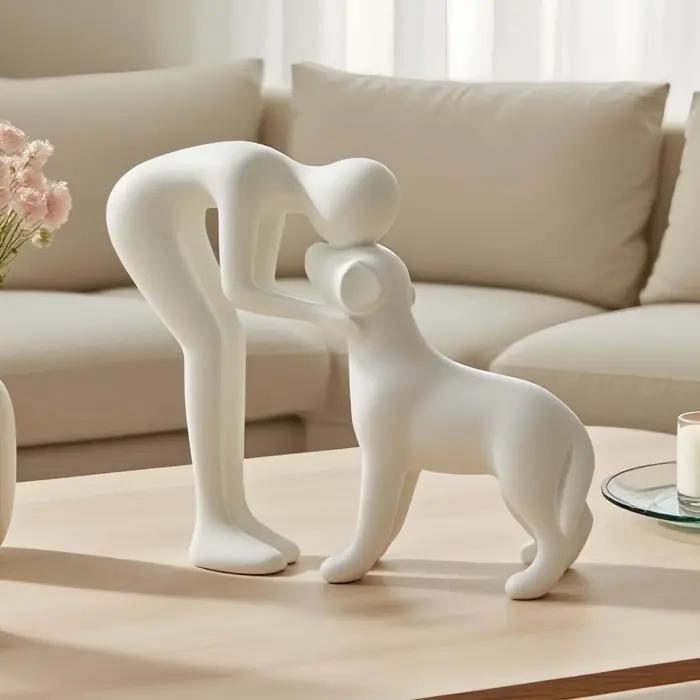 Une statue de chien noir et de propriétaire élégante et simple