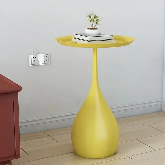 Table d'appoint élégante en métal, design moderne pour salon et chambre à coucher, fonctionnelle com