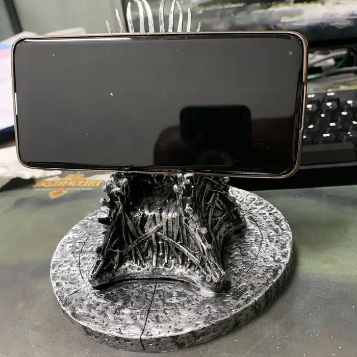Figurine Trone de Fer Game of Thrones Modèle Main Décoration Support Téléphone Cadeau Occasion Spéciale