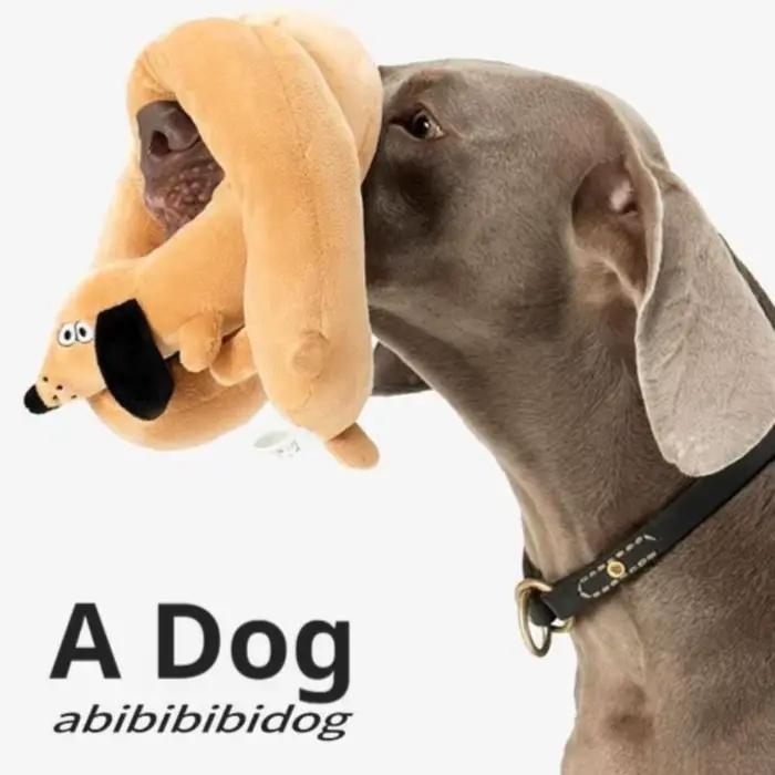 Peluche chien saucisse allongée avec couineur pour jeu interactif et soulagement de l'ennui
