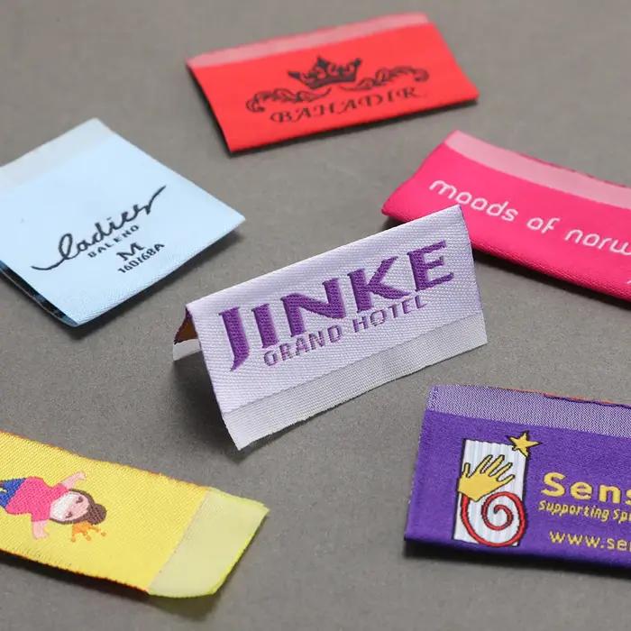 Étiquette tissée personnalisée pour vêtements avec logo