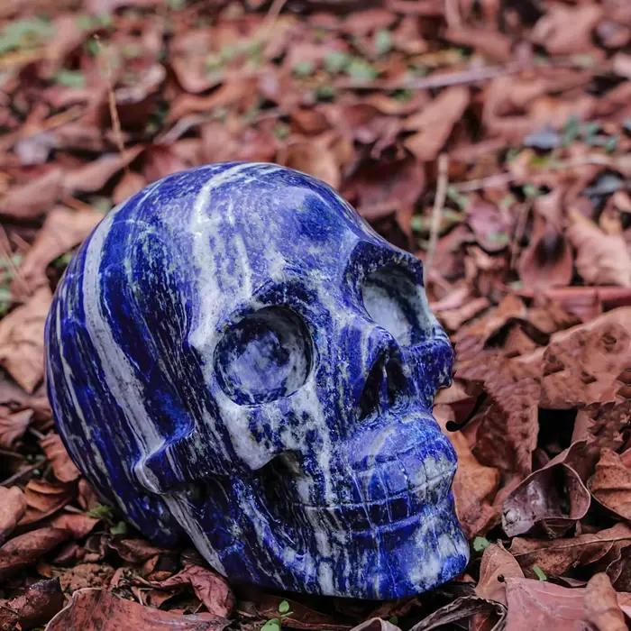 Une grande pierre de sodalite en forme de crâne