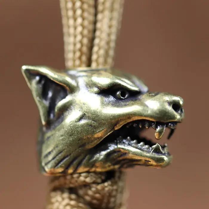 Sculpture de tête de guerriers de loup