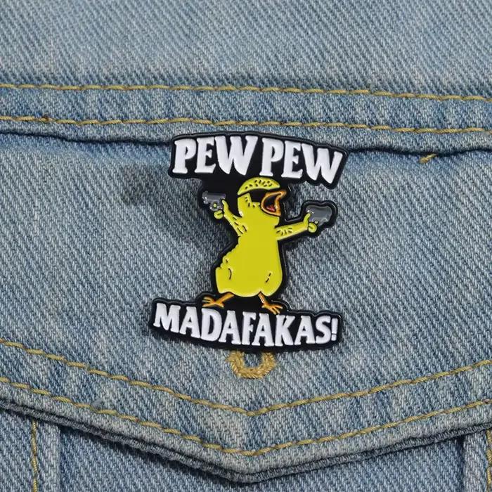 Pew Pew Madafakas! Broches en émail de poulet mignon, broches de lunettes de soleil Cool Killer Little Chicken, Badges à revers, bijoux animaux, cadeau