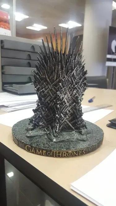 Figurine Trone de Fer Game of Thrones Modèle Main Décoration Support Téléphone Cadeau Occasion Spéciale