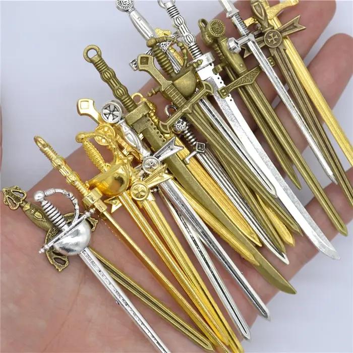 Charms d'épée médiévale pour la fabrication de bijoux avec style vintage et couleurs variées pour occasions spéciales