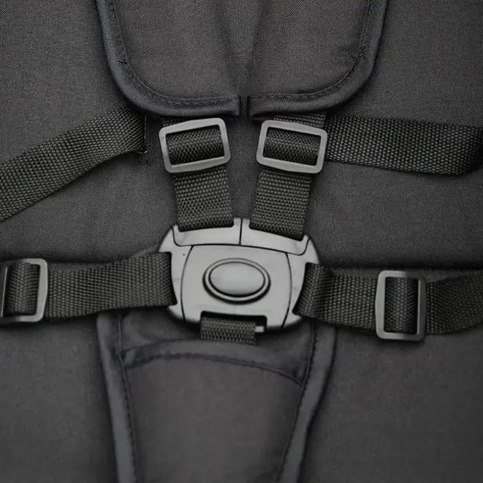 Cette poussette multifonctionnelle combine les fonctions pour bébé et pour animal de compagnie ; ell