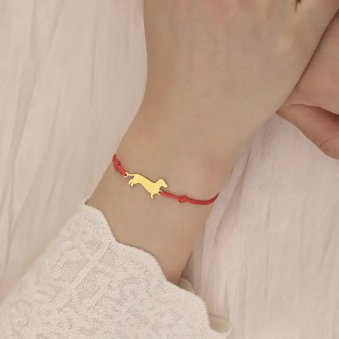 Bracelet à breloques teckel pour femmes acier inoxydable double couche avec motifs floraux cadeau bijoux pour femmes occasions spéciales