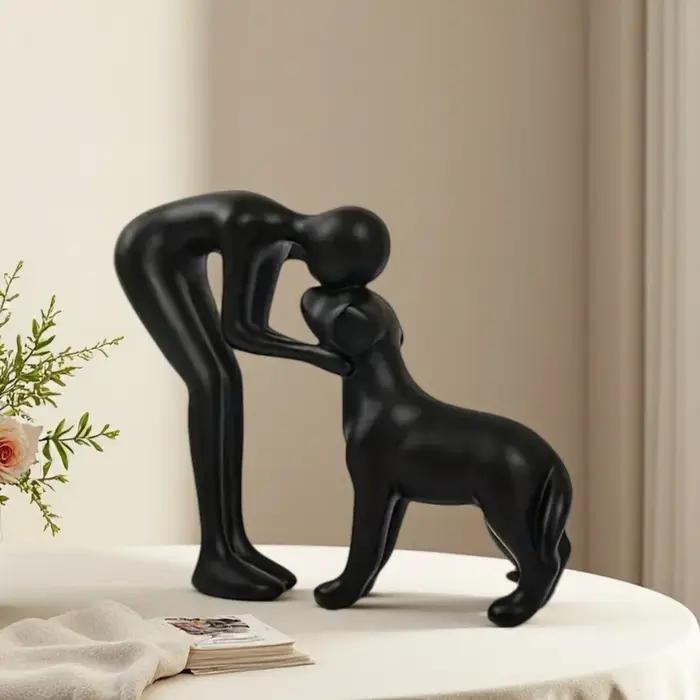 Une statue de chien noir et de propriétaire élégante et simple