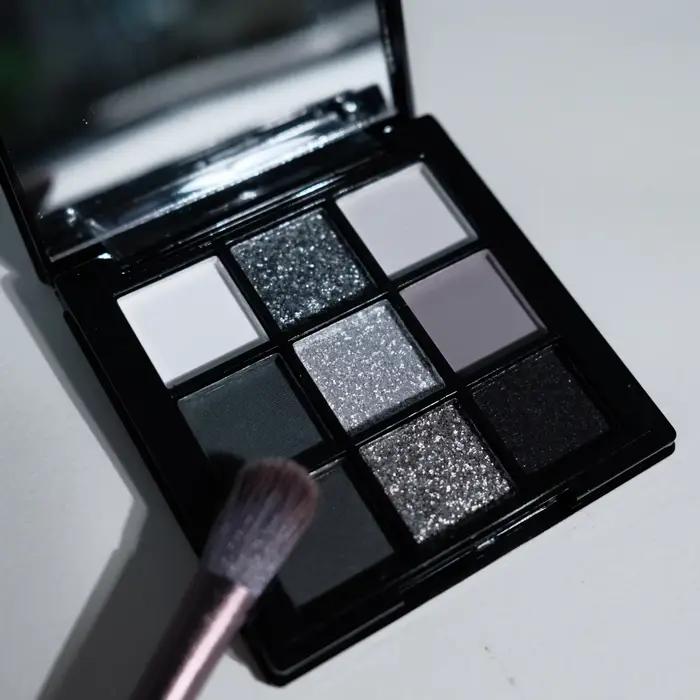 Palette de fards à paupières à 9 ombres : Black Swan, Smoky, Black Dark, Grey Silver Glitter, finition mate, longue durée et facile à colorer