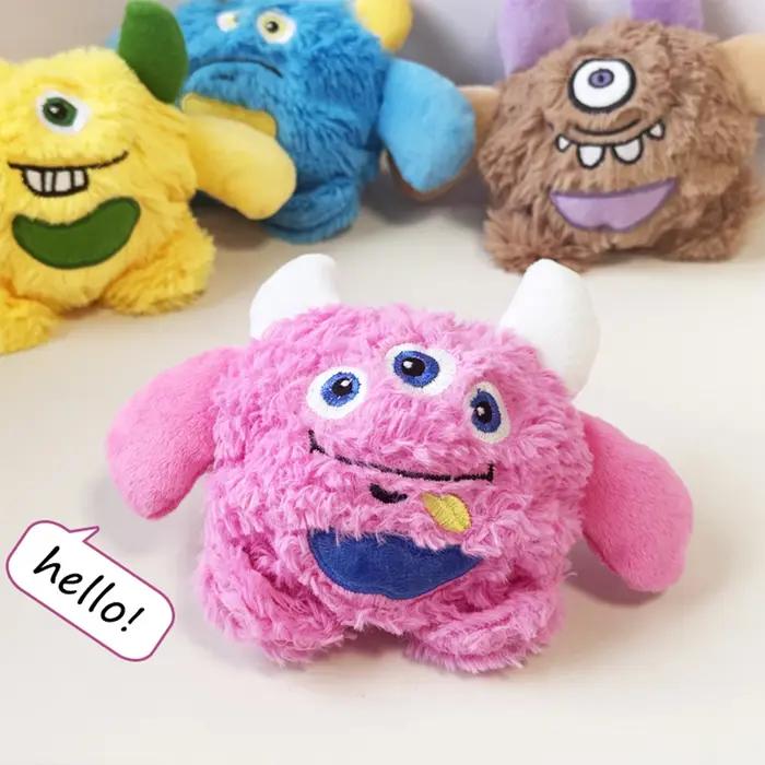 Un petit chien monstre en peluche