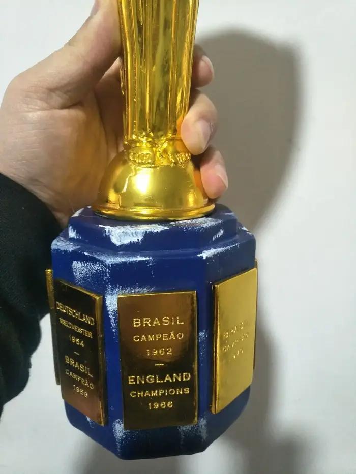 Trophée Remit 1:1 Original en résine dorée