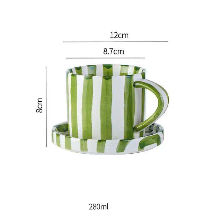 Ensemble de tasses et assiettes dessinées à la main à rayures minimalistes