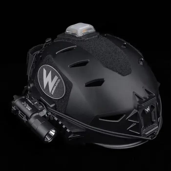 Lampe de poche tactique Surefir SF X300A. Lumière de reconnaissance par pistolet.