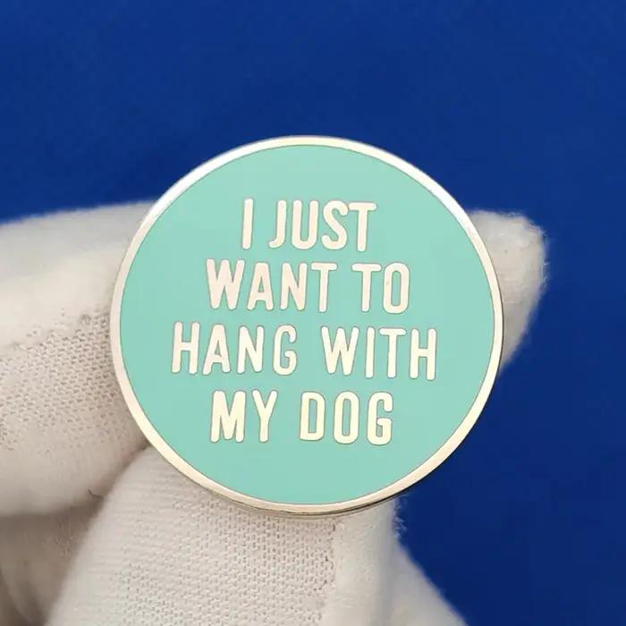 Je veux juste être avec mon chien. Broche