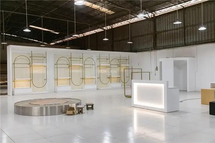 Présentoir de vêtements moderne sur mesure, vitrine en bois pour boutique, aménagement intérieur de magasin de détail