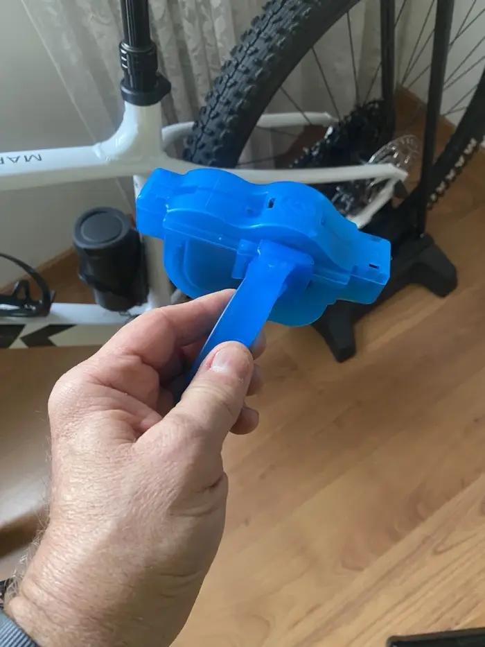 "Nettoyant de chaîne de vélo : élimine la poussière et la graisse des surfaces sans effort