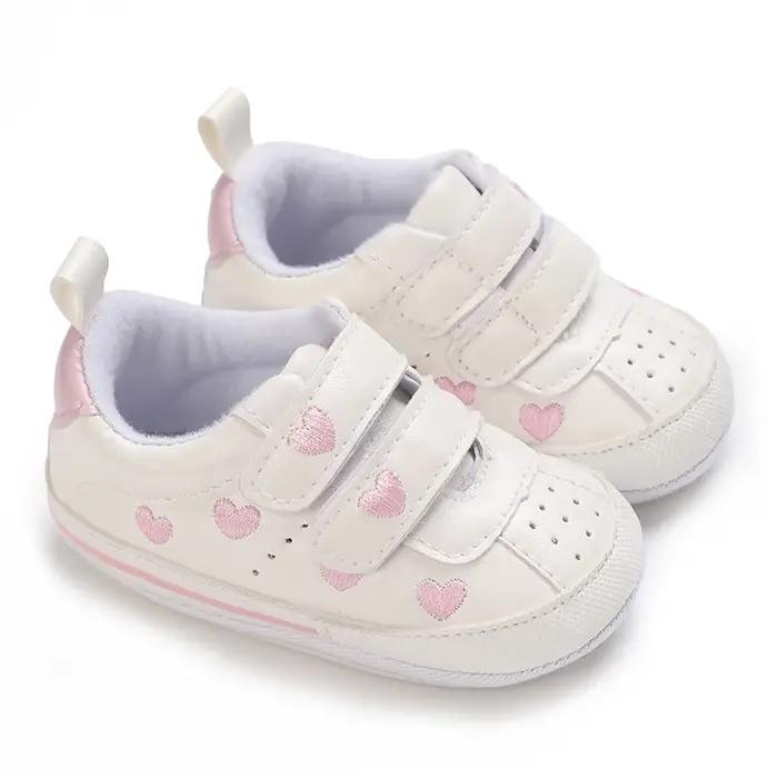 Chaussures de première marche pour bébé fille en cuir PU semelle souple coeurs motifs pour bébés de 0 à 18 mois ajustement parfait篮子中英文混合,根据中文部分,产品标题应为:“###TITRE### 婴儿女童第一双步鞋PU皮柔软底心形图案0-18个月宝宝适用”