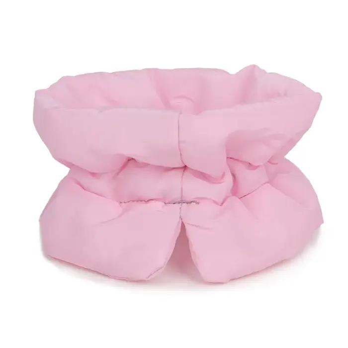 Un col chaud coloré et à la mode pour animaux de compagnie et une écharpe imperméable pour les chats