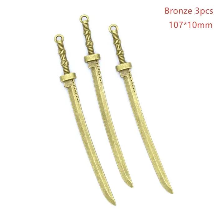 Charms d'épée médiévale pour la fabrication de bijoux avec style vintage et couleurs variées pour occasions spéciales