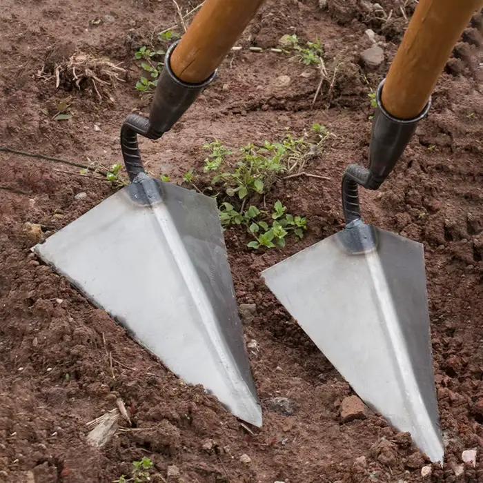 Houe de labour triangulaire pour la retournement du sol agricole