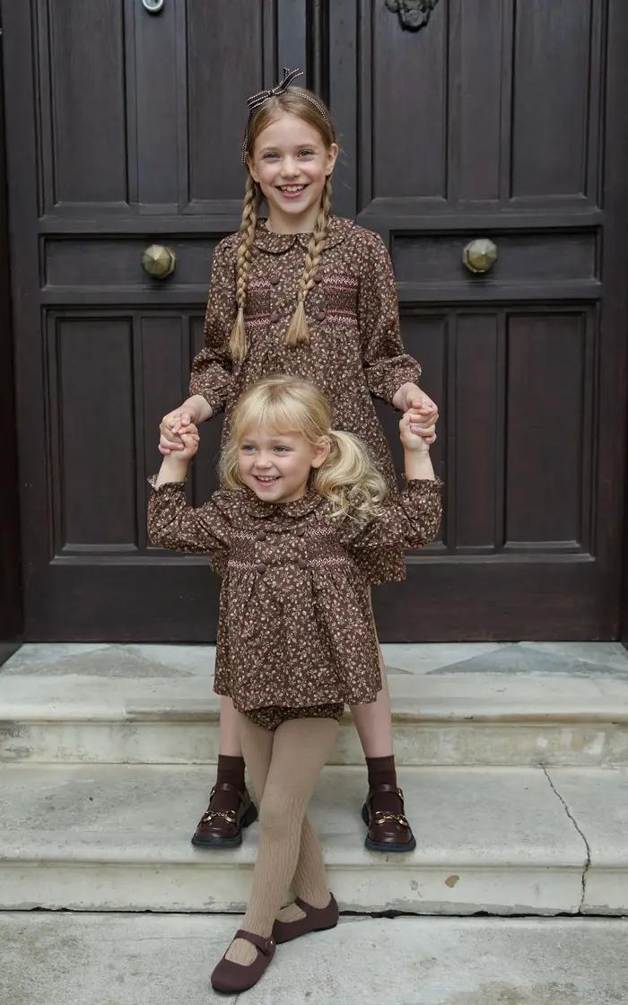 Collection florale marron AS AW26 : Robe smockée en coton imprimé pour filles et vêtements assortis en tricot pour garçons (tenues de famille)