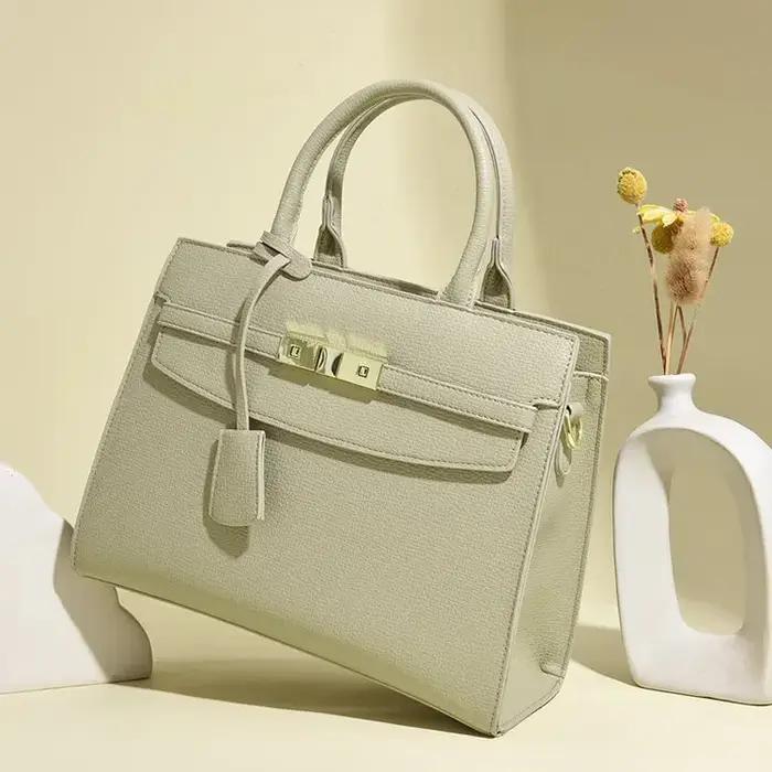 Sac fourre-tout en PU/PVC de qualité supérieure pour femme, design hobo élégant et tendance, parfait pour toutes les occasions quotidiennes et spéciales