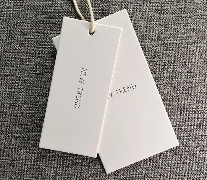 200 pièces pas cher conception personnalisée impression marque Logo papier vêtement étiquettes à suspendre vêtements
