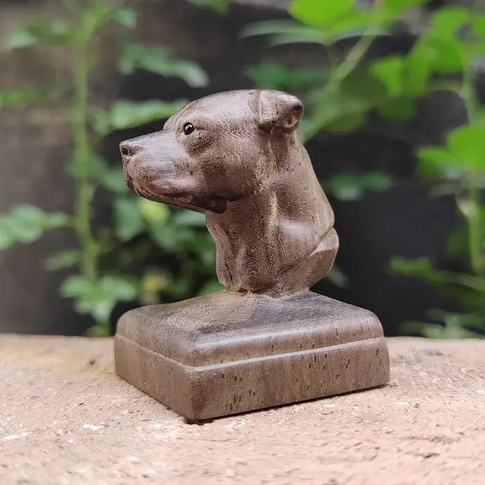 Figurine de chien en bois de 1