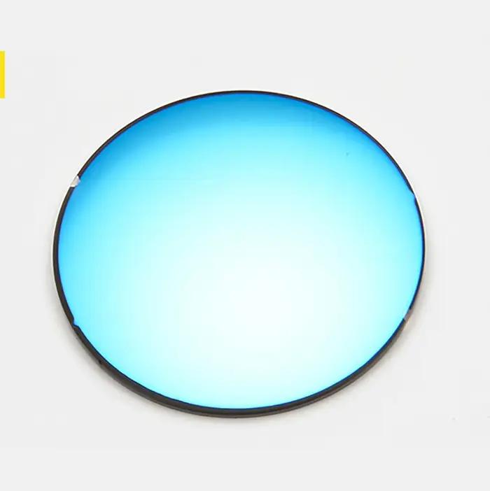 Une paire de lentilles optiques polarisées, verres teintés miroir, Prescription, myopie, presbytie,