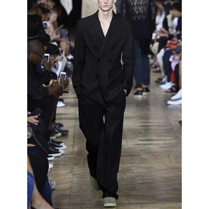 Costume d'été décontracté et élégant pour homme avec revers cranté et double boutonnage pour occasions formelles et décontractées ```