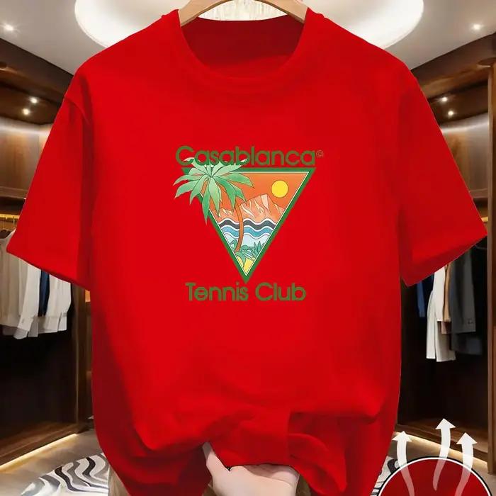 Ce t-shirt décontracté d'été présente un texte vert « Casablanca » et un motif triangulaire comprenant des éléments