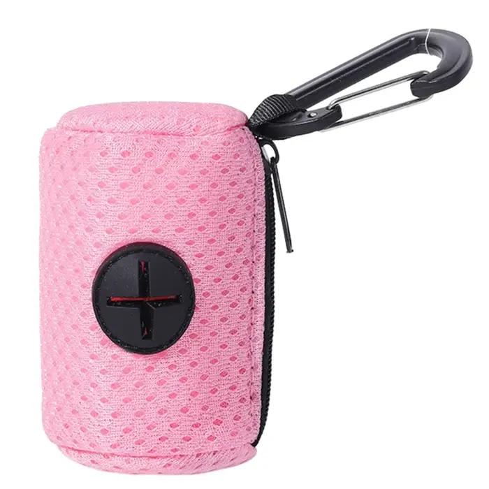 Distributeur de sacs à crottes pour chiens, support pratique et résistant, idéal pour maintenir un environnement propre lors des promenades en forêt ou au parc