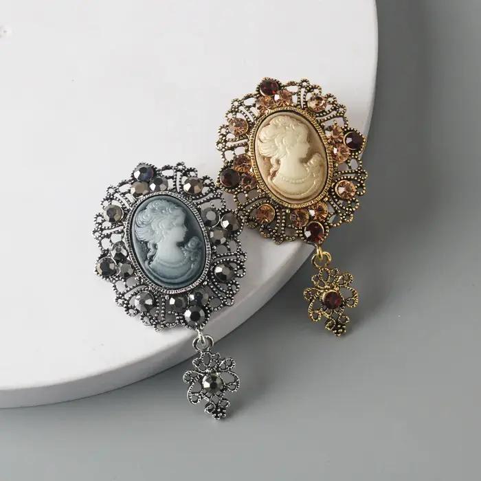 Broche rétro élégante en métal pour femmes et hommes, accessoire de mode vintage avec détails artistiques, or et orange, pour tenues de gala et cosplay