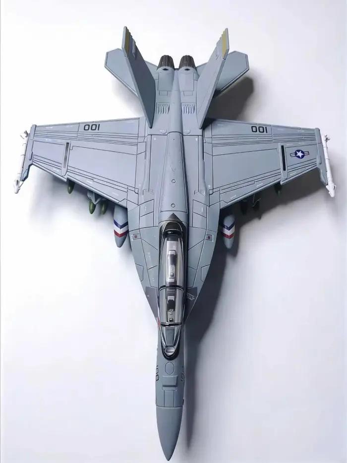 Modèle d'avion de chasse F/A-18 Super Hornet Bounty Hunter VFA-2 à l'échelle 1:72