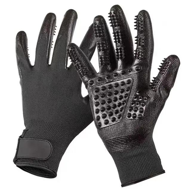 Une paire de gants de toilettage pour animaux de compagnie