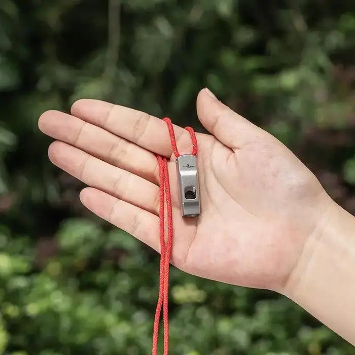 Sifflet de survie avec cordon, sifflet d'urgence fort et étanche pour équipement de sécurité en plein air, randonnée, kayak, chasse