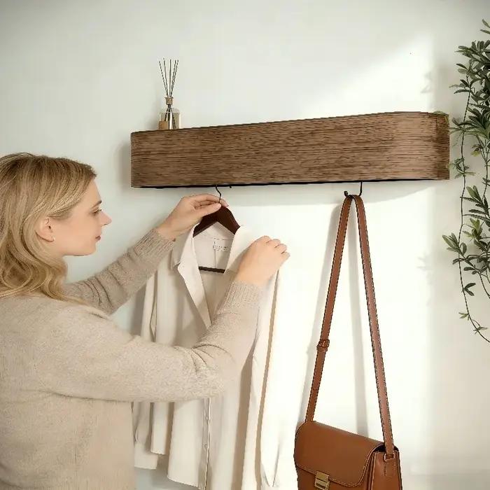 Porte-vêtements mural en noyer élégant pour entrée moderne avec haute capacité de charge facile à installer pour femme et homme occasions spéciales