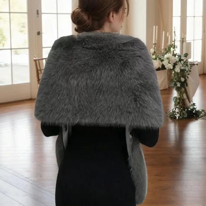 Un châle de mode pour femmes en fausse fourrure de renard en polyester fait à la main pour les maria