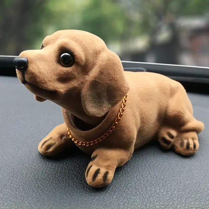 Poupée nidifie chien secouant la tête
