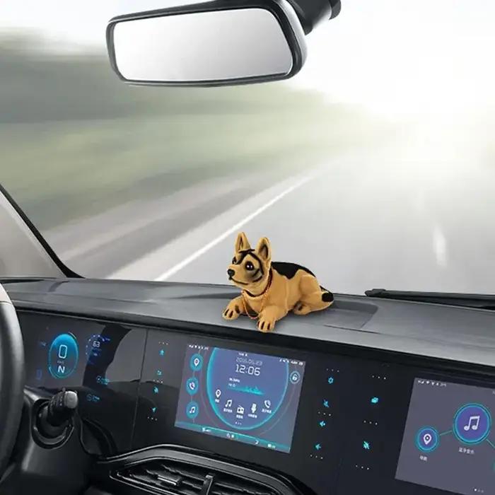 Ornement de voiture secouant le chien qui hoche la tête