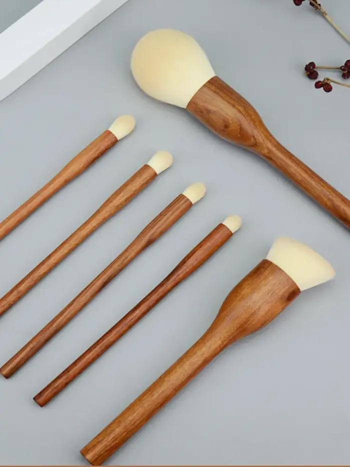 Pinceaux de maquillage avec manche en bois de santal