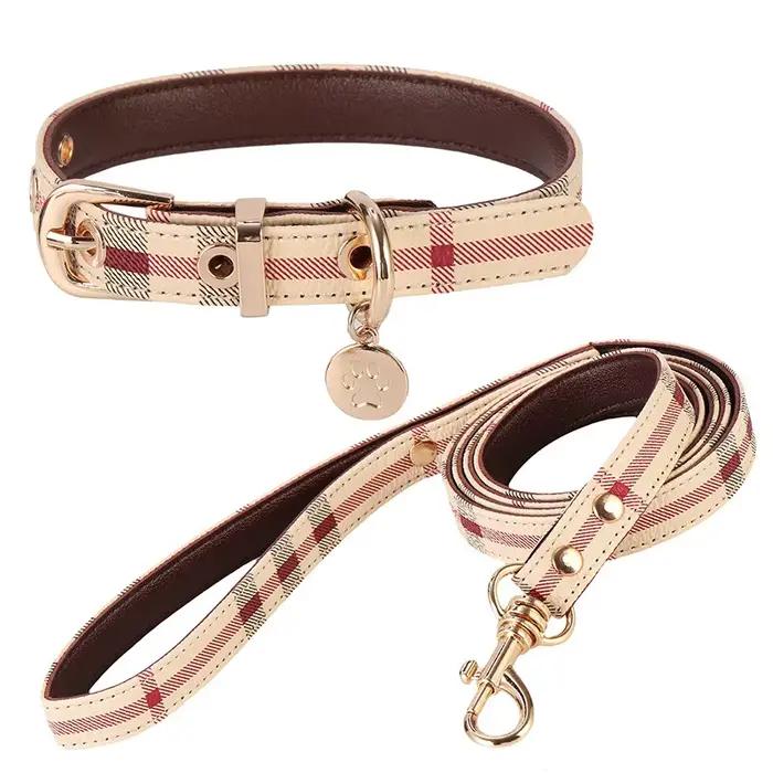 Ensemble de collier en cuir rayé pour chiot élégant à offrir pour chiens de petite taille sorties en famille
